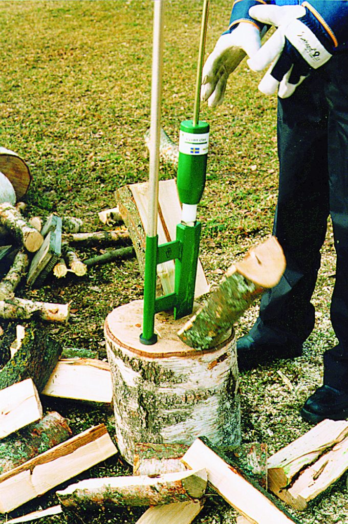 L'invention de la fendeuse de bûches à pied pour couper du bois de